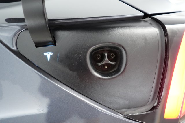 2023 Tesla Model 3 — photo 8 of 24