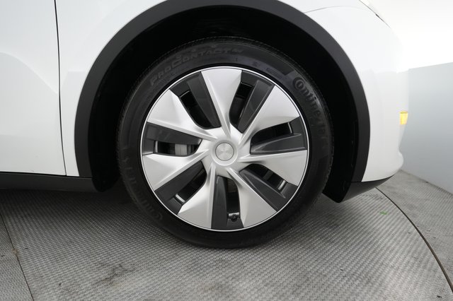2023 Tesla Model Y — photo 16 of 24