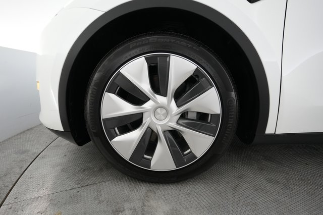 2023 Tesla Model Y — photo 15 of 24