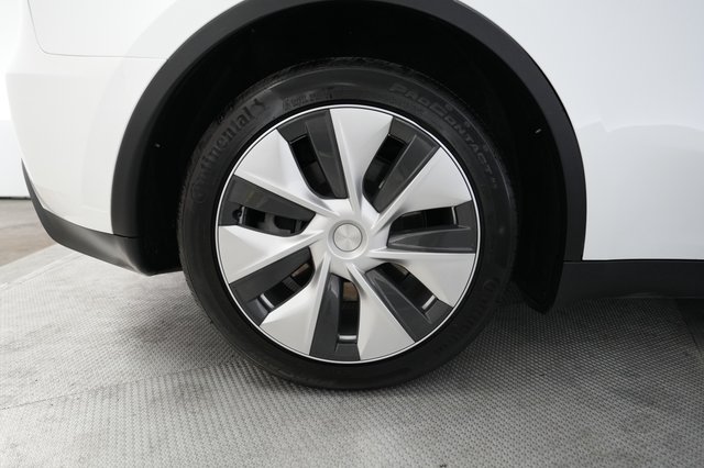 2023 Tesla Model Y — photo 17 of 24