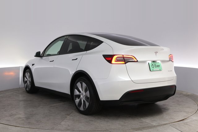 2023 Tesla Model Y — photo 13 of 24