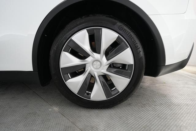 2023 Tesla Model Y — photo 7 of 24