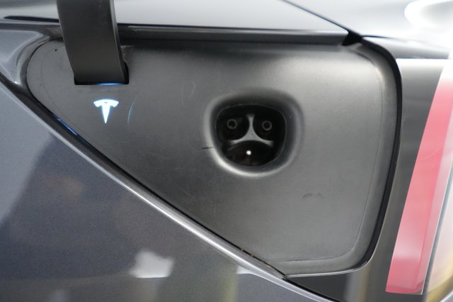 2023 Tesla Model 3 — photo 8 of 24