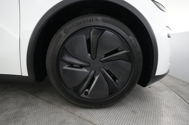 2026 Tesla Model Y — photo 16 of 21
