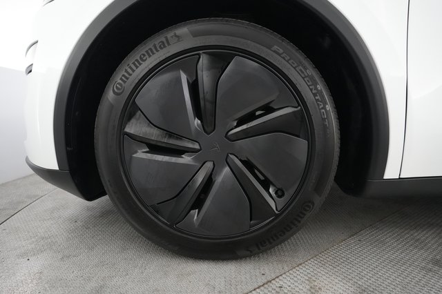 2026 Tesla Model Y — photo 15 of 21