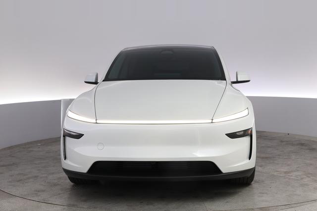 2026 Tesla Model Y — photo 9 of 21