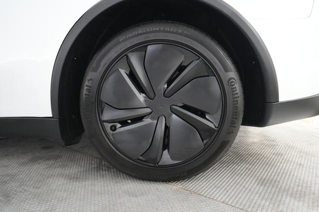 2026 Tesla Model Y — photo 7 of 21