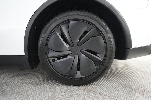 2026 Tesla Model Y — photo 7 of 21