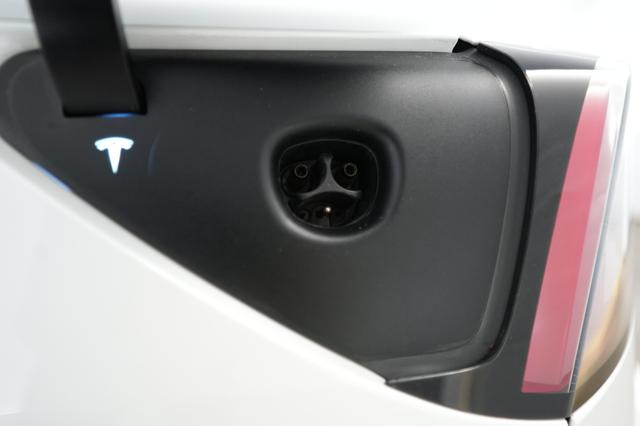 2023 Tesla Model 3 — photo 8 of 21