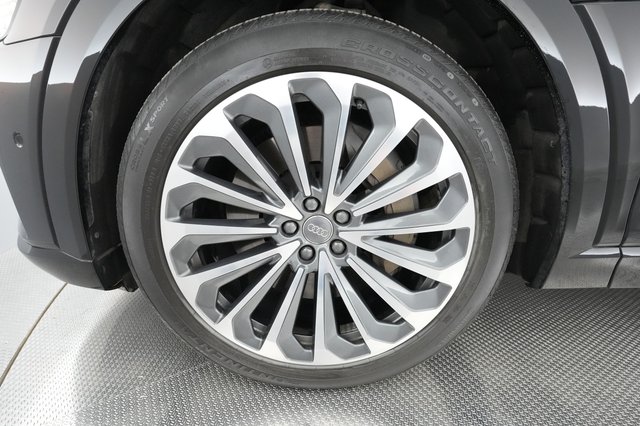 2019 Audi e-tron — photo 14 of 35