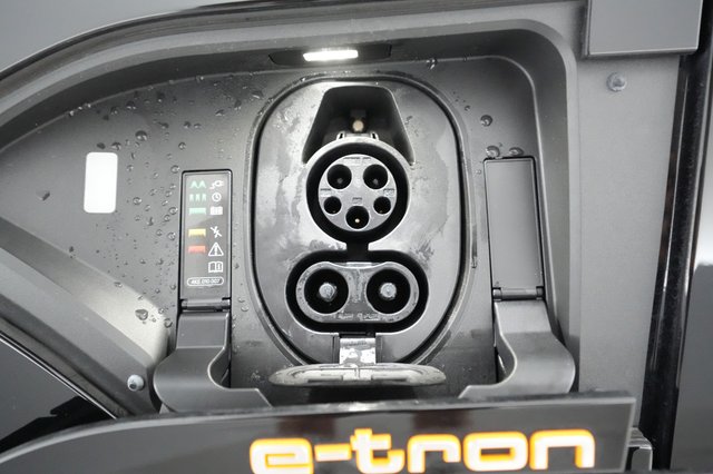 2019 Audi e-tron — photo 20 of 35