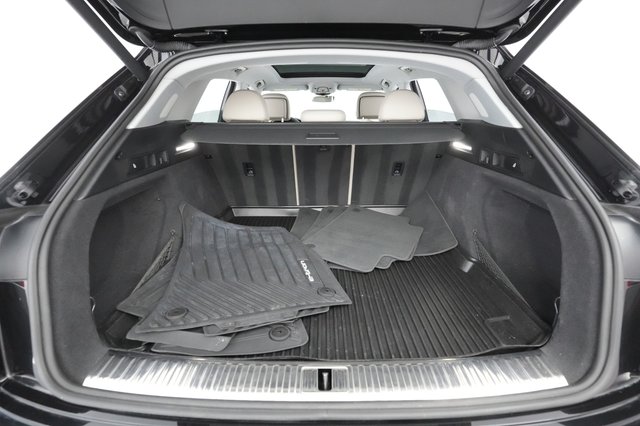 2019 Audi e-tron — photo 18 of 35