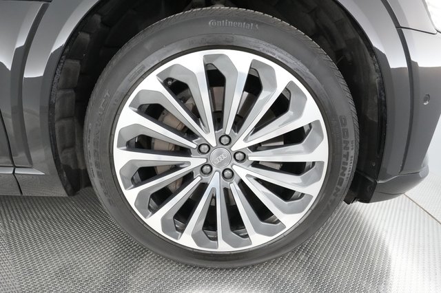 2019 Audi e-tron — photo 12 of 35