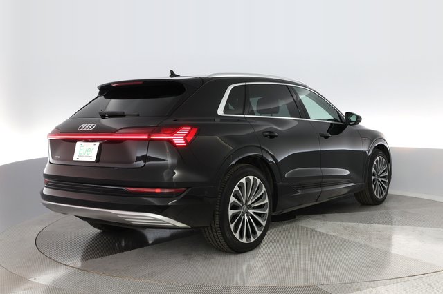 2019 Audi e-tron — photo 2 of 35