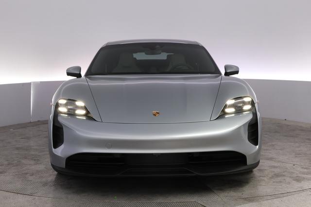 2020 Porsche Taycan — photo 9 of 24