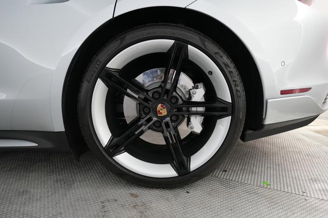 2020 Porsche Taycan — photo 7 of 24