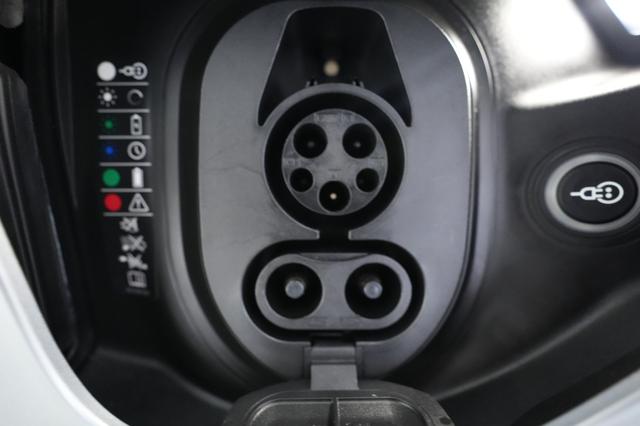 2020 Porsche Taycan — photo 8 of 24