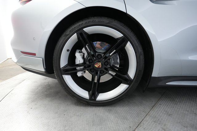 2020 Porsche Taycan — photo 17 of 24