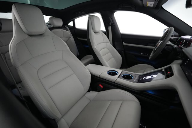 2020 Porsche Taycan — photo 18 of 24