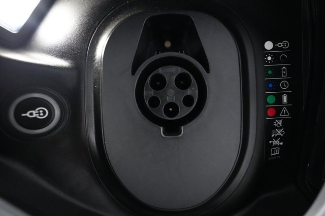 2020 Porsche Taycan — photo 20 of 24