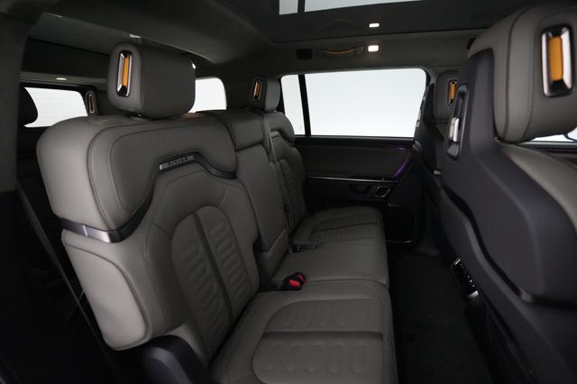 2024 Rivian R1S — photo 4 of 19