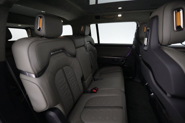 2024 Rivian R1S — photo 4 of 19