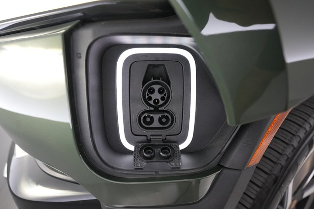 2024 Rivian R1S — photo 8 of 19