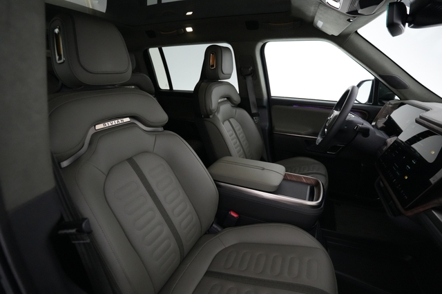 2024 Rivian R1S