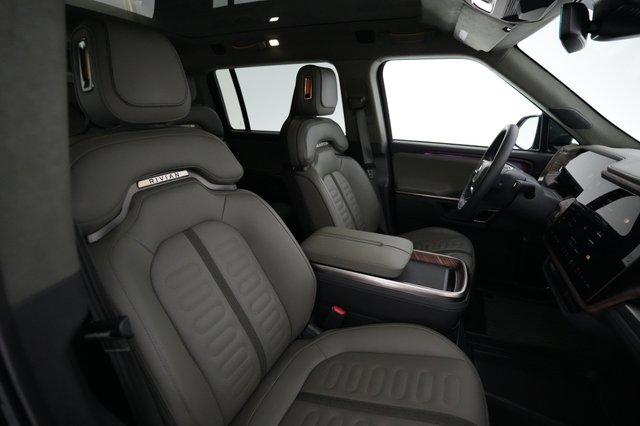 2024 Rivian R1S — photo 16 of 19