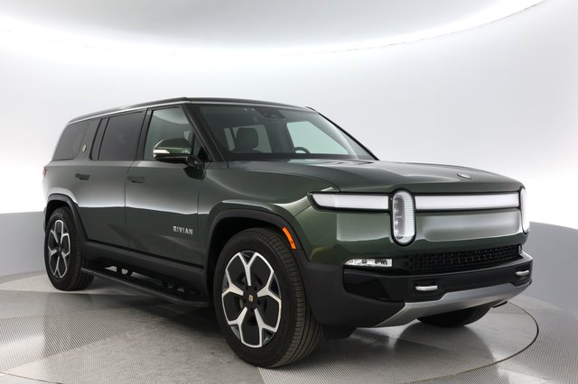 2024 Rivian R1S — photo 9 of 19