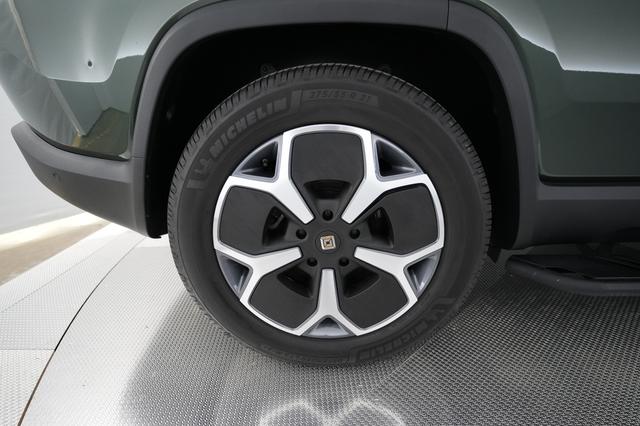 2024 Rivian R1S — photo 7 of 19