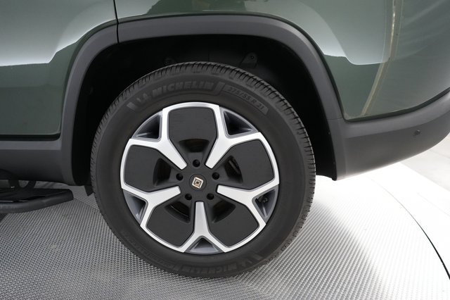 2024 Rivian R1S — photo 15 of 19