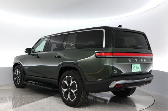 2024 Rivian R1S — photo 11 of 19