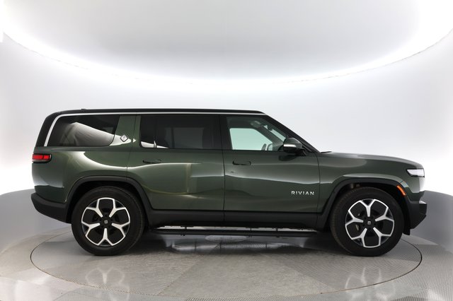 2024 Rivian R1S — photo 10 of 19