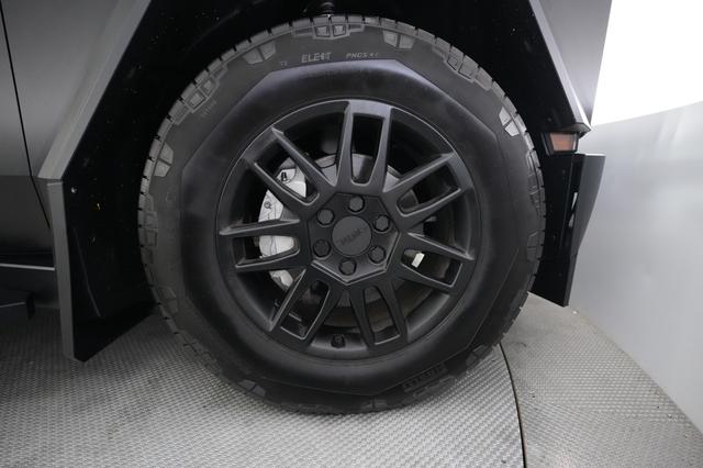 2025 Tesla Cybertruck — photo 10 of 20