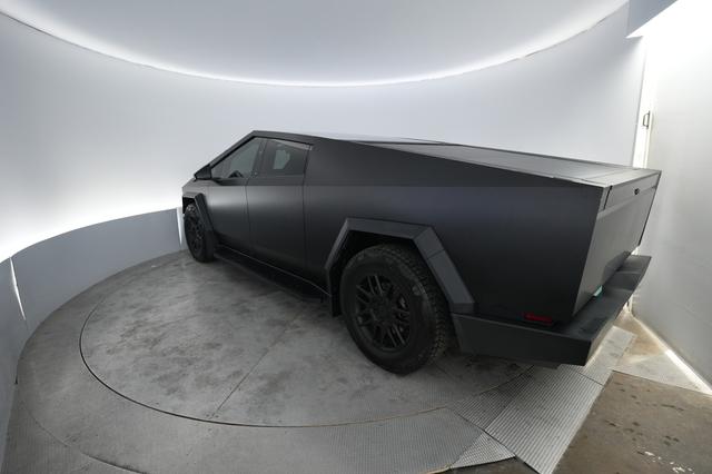 2025 Tesla Cybertruck — photo 2 of 20