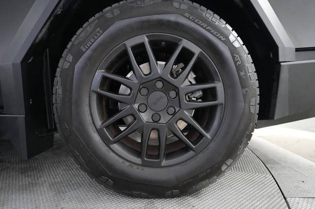 2025 Tesla Cybertruck — photo 7 of 20