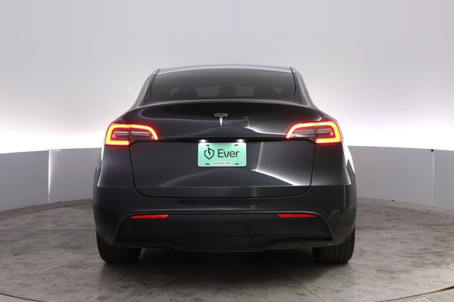 2024 Tesla Model Y — photo 12 of 24