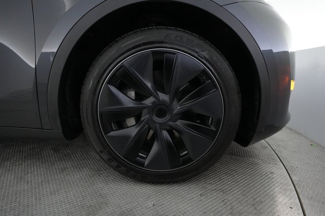 2024 Tesla Model Y — photo 16 of 24