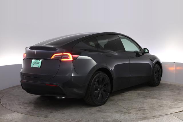 2024 Tesla Model Y — photo 2 of 24