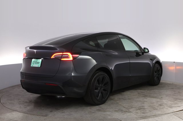 2024 Tesla Model Y — photo 2 of 24