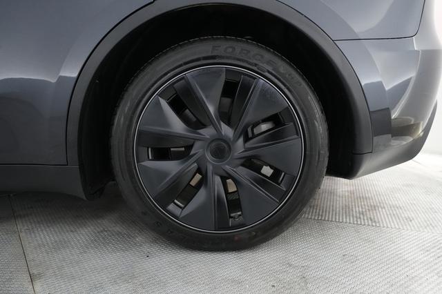 2024 Tesla Model Y — photo 7 of 24
