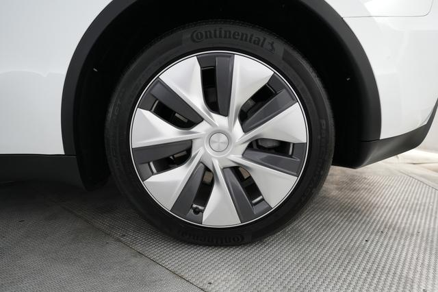 2023 Tesla Model Y — photo 7 of 25