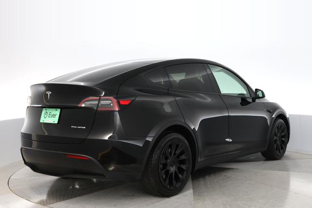 2023 Tesla Model Y — photo 2 of 21