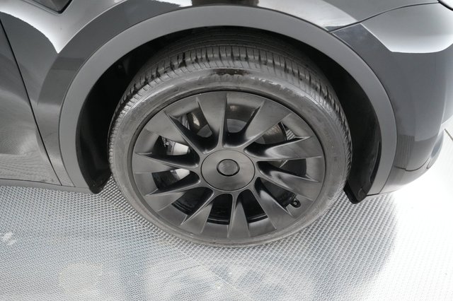 2023 Tesla Model Y — photo 13 of 21