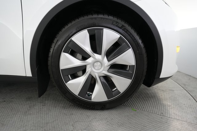 2023 Tesla Model Y — photo 16 of 24