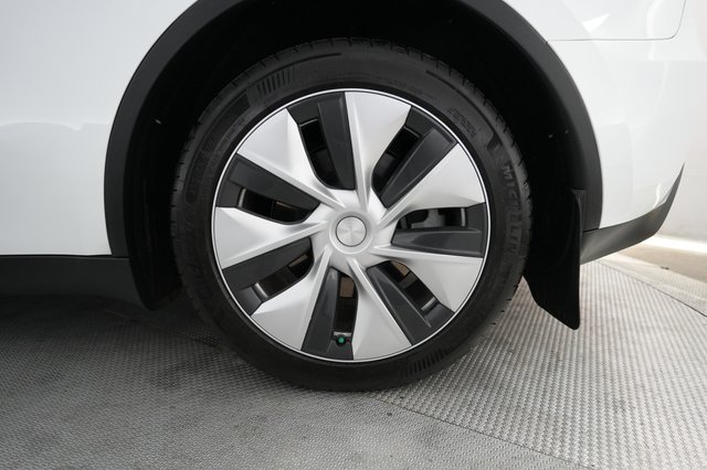 2023 Tesla Model Y — photo 7 of 24