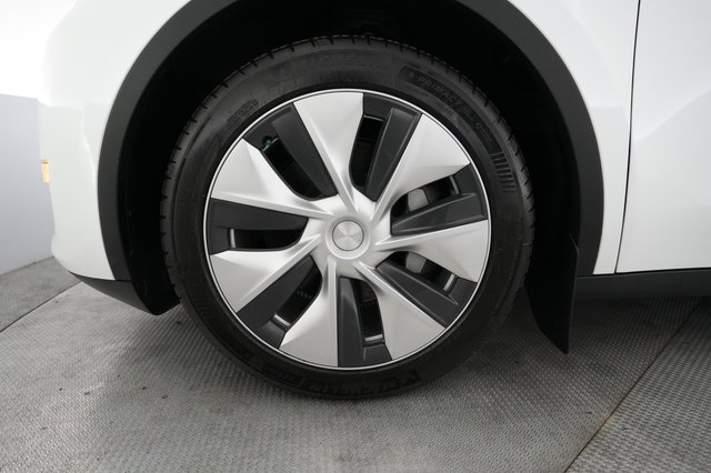 2023 Tesla Model Y — photo 15 of 24