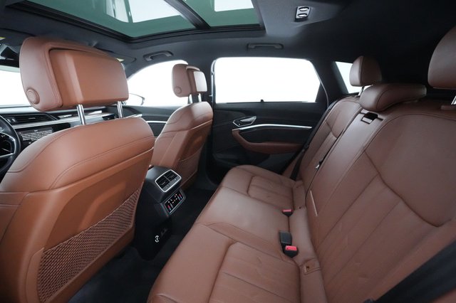 2019 Audi e-tron — photo 19 of 22