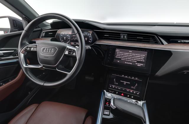2019 Audi e-tron — photo 3 of 22